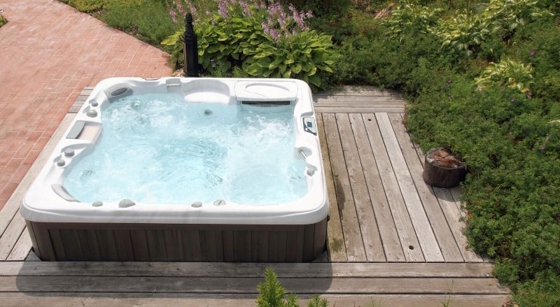 Jacuzzi d'extérieur : comment bien le choisir & l'installer ?