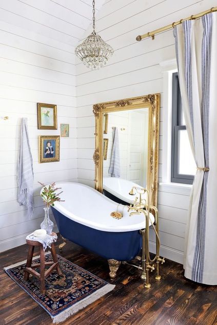 Intérieur De Salle De Bain Moderne Avec Baignoire Sur Pied Près De La  Fenêtre