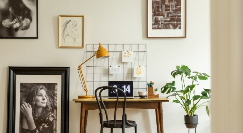 Accrocher un tableau sans trou : 7 astuces de fixation