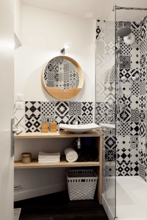 carreaux de ciment mur salle de bain