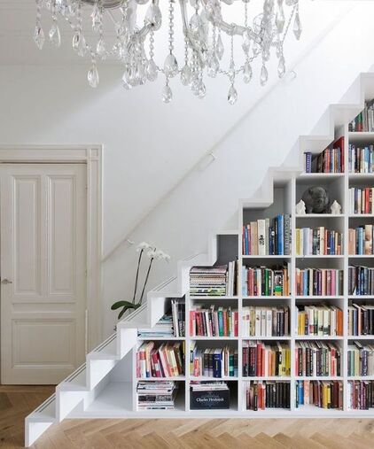 bibliothèque sous escalier