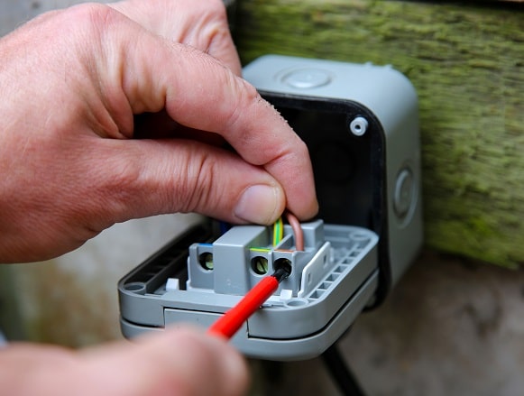 Prise Électrique Extérieure Étanche au Jardin - Installation