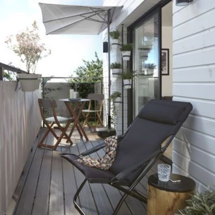 Parasol rectangulaire sur un balcon