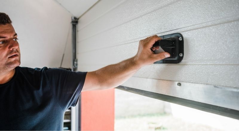 Remplacer le coupe-froid au bas d'une porte de garage