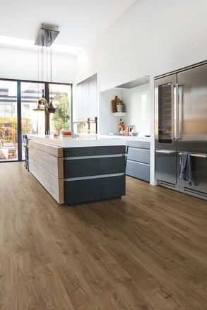 sol bois stratifié dans une cuisine