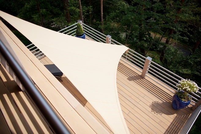 Voile d'ombrage triangulaire sur un balcon