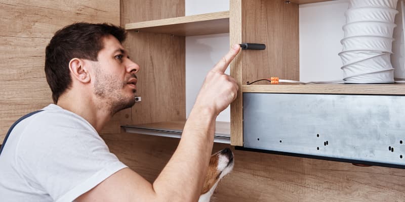 Comment fixer sans percer des boites en bois au mur de votre cuisine ?