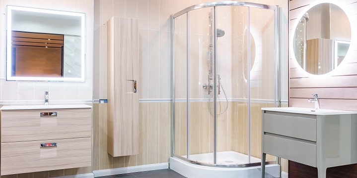 cabine de douche dans une salle d'eau