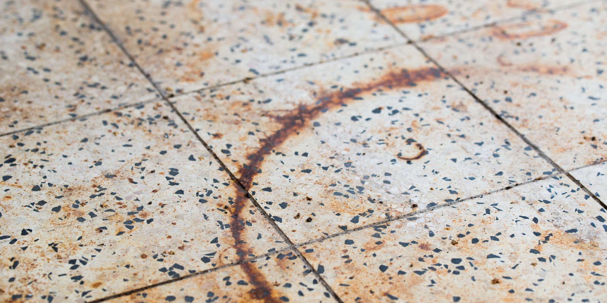 rouille sur du carrelage