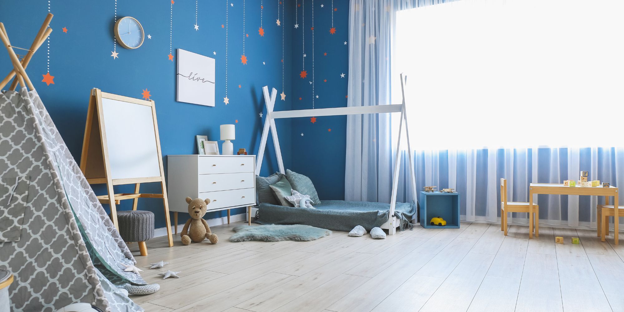 chambre d'enfant organisée selon la méthode Montessori