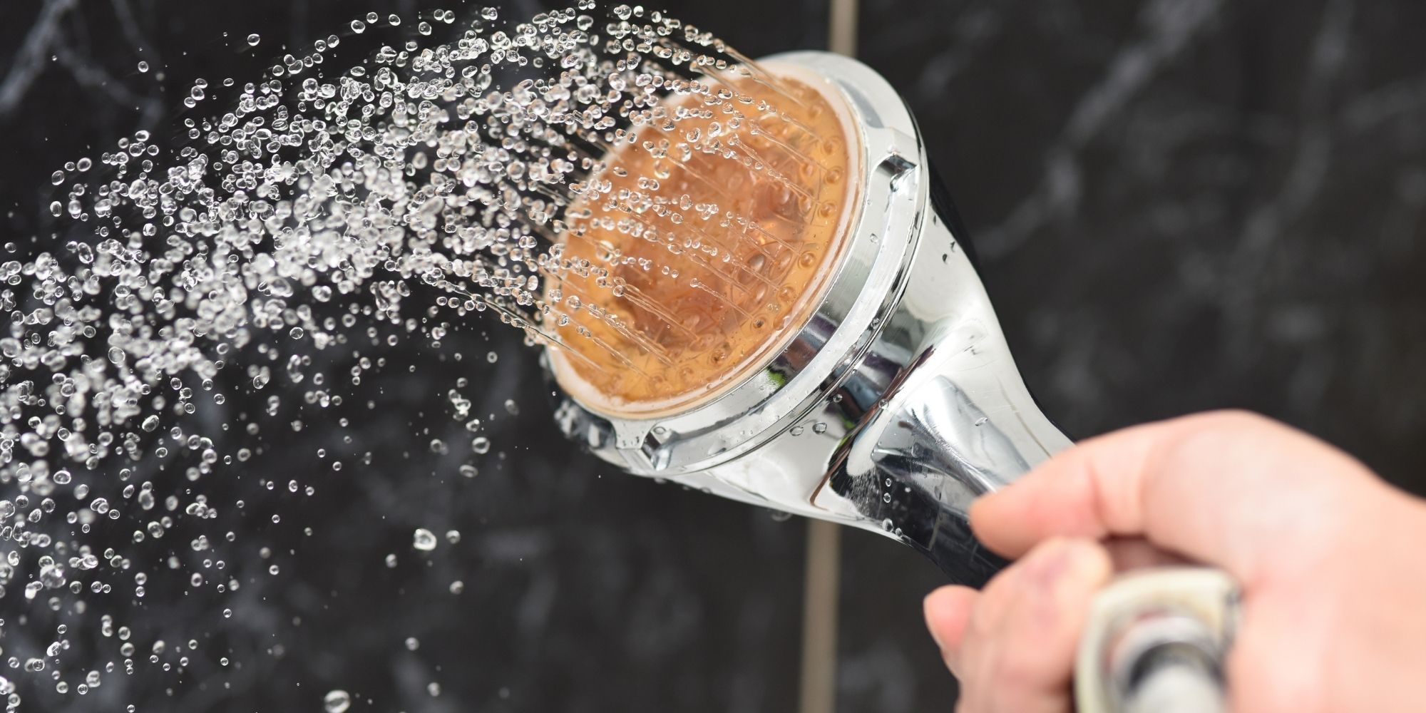 Comment réparer une fuite d'eau à la base d'un pommeau de douche. Tuto  dépannage flexible réparation 