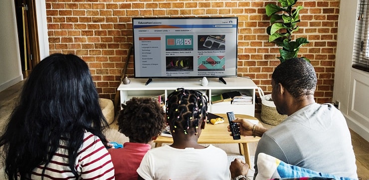 Famille profitant du coin télévision de son salon