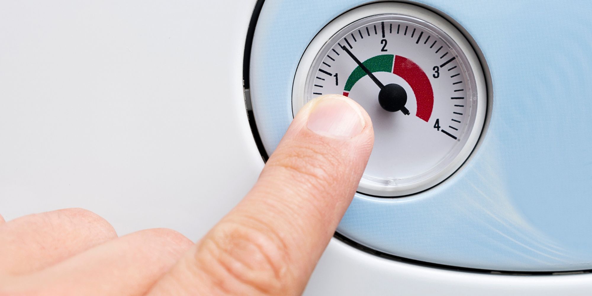 Comment remettre de l’eau dans une chaudière : manomètre indiquant la pression idéale entre 1 et 1,5 bar