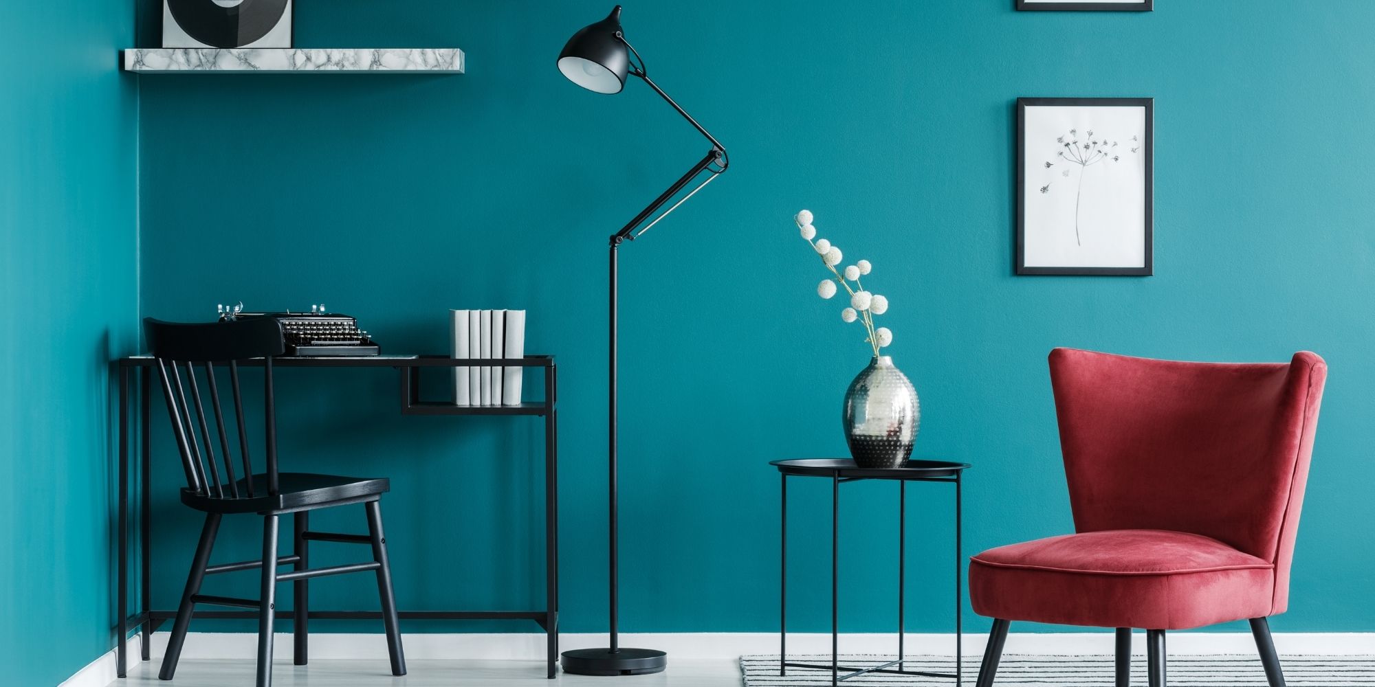 Mur bleu canard au salon : avec quelle couleur le marier ? - Blog BUT