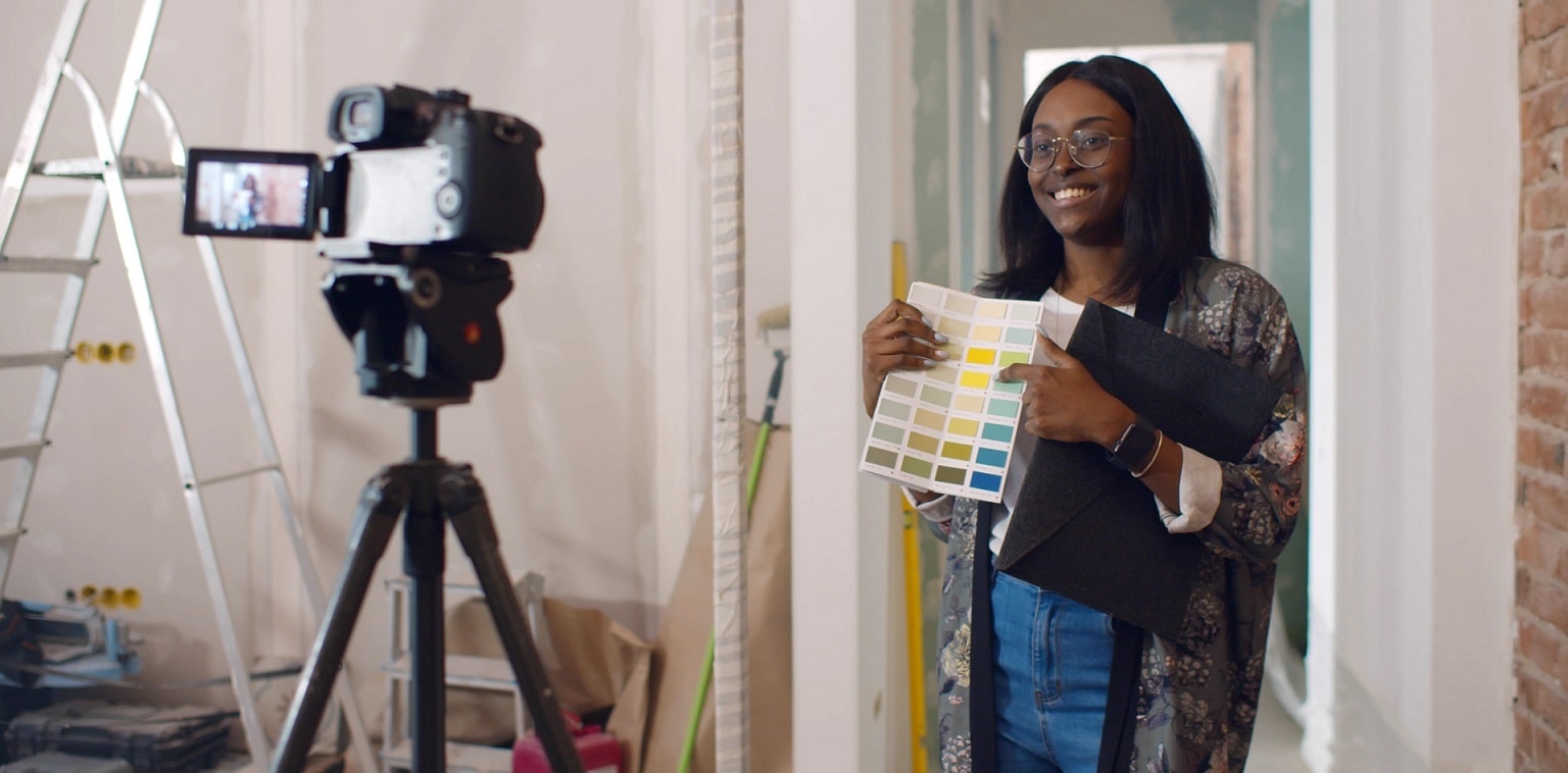 Jeune femme se filmant pour une vidéo de décoration
