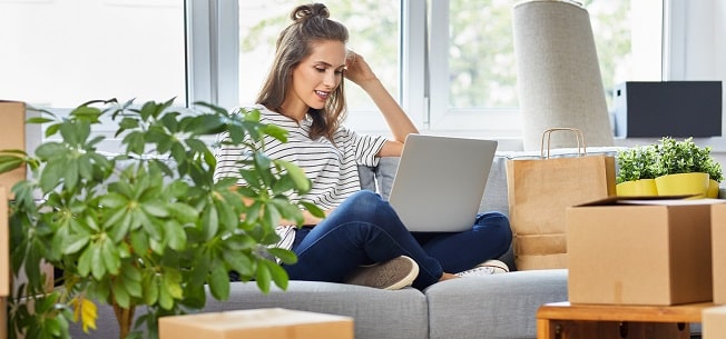 Jeune femme réalisant des formalités administratives pour son déménagement