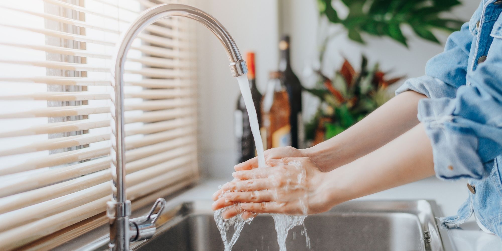 eau qui alterne entre chaud et froid sur un évier