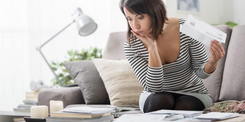 soupir devant une facture d'électricité