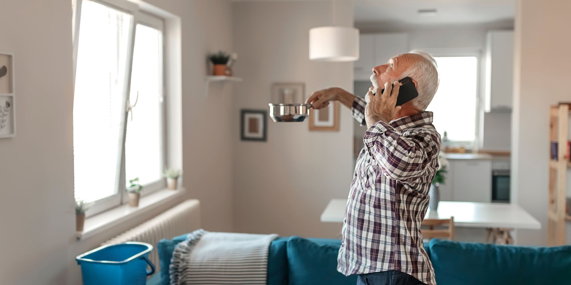 Personne qui contacte son assureur à cause d'une fuite de toiture