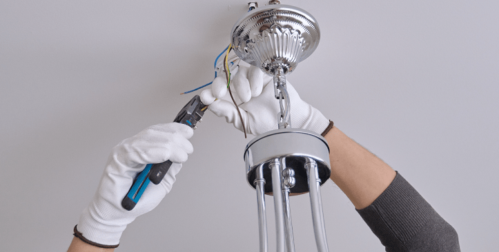 Installation d'un lustre au plafond