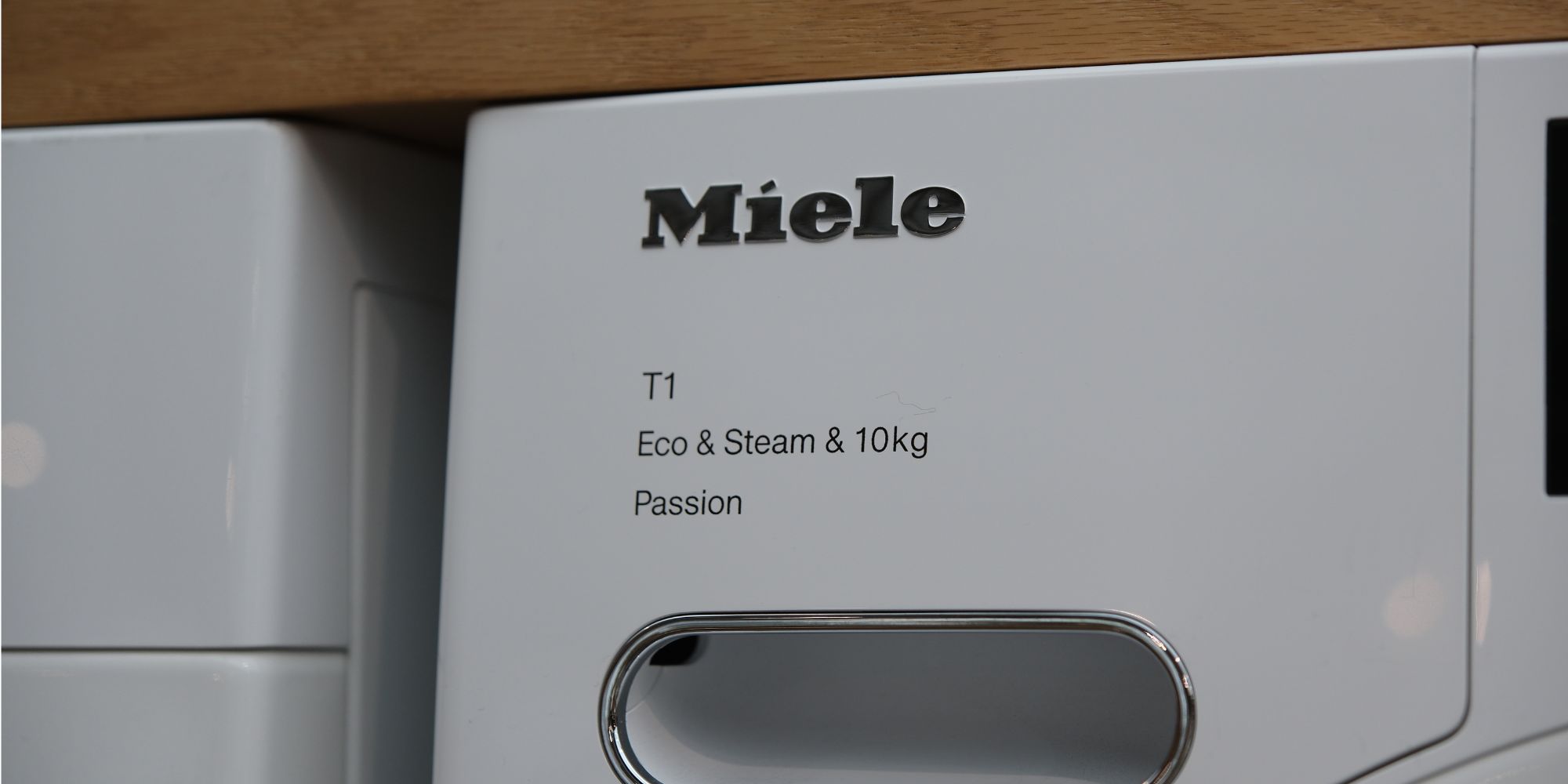 gros plan sur un lave-linge de marque Miele pour illustrer la liste des codes d'erreur sur les appareils de cette marque