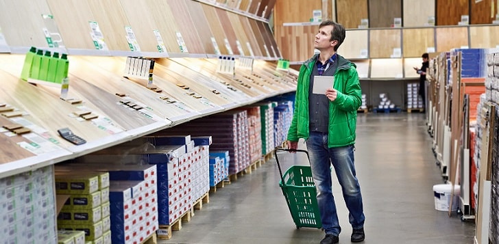 Shopping dans un magasin de bricolage à Nice