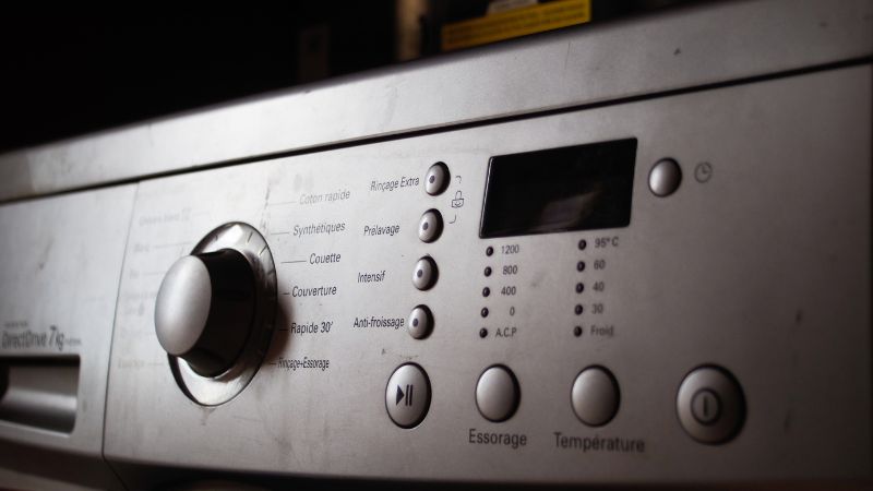 panneau de programmation d un lave linge avec ecran noir et eteint 