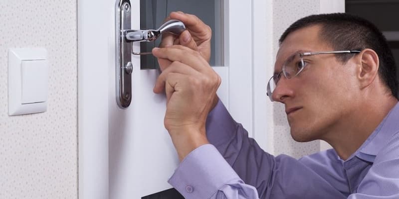 ouvrir une porte quand le pene est bloque