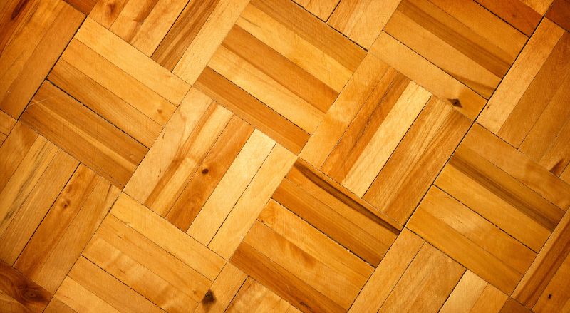 plan moyen sur un beau parquet mosaique renove et cire