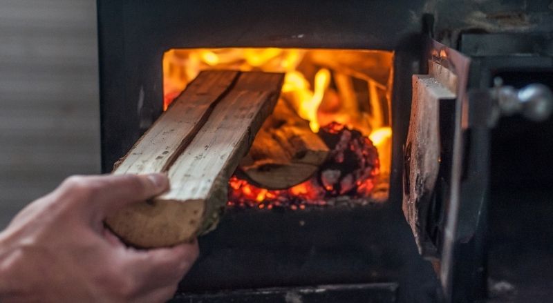 Comment nettoyer la vitre de mon poêle à bois ? - HASE France