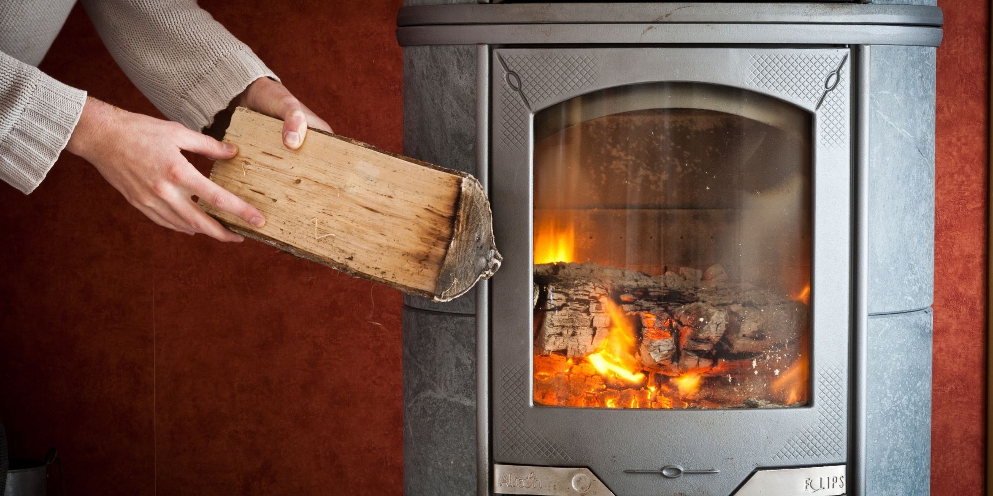 poêle à bois avec bûches