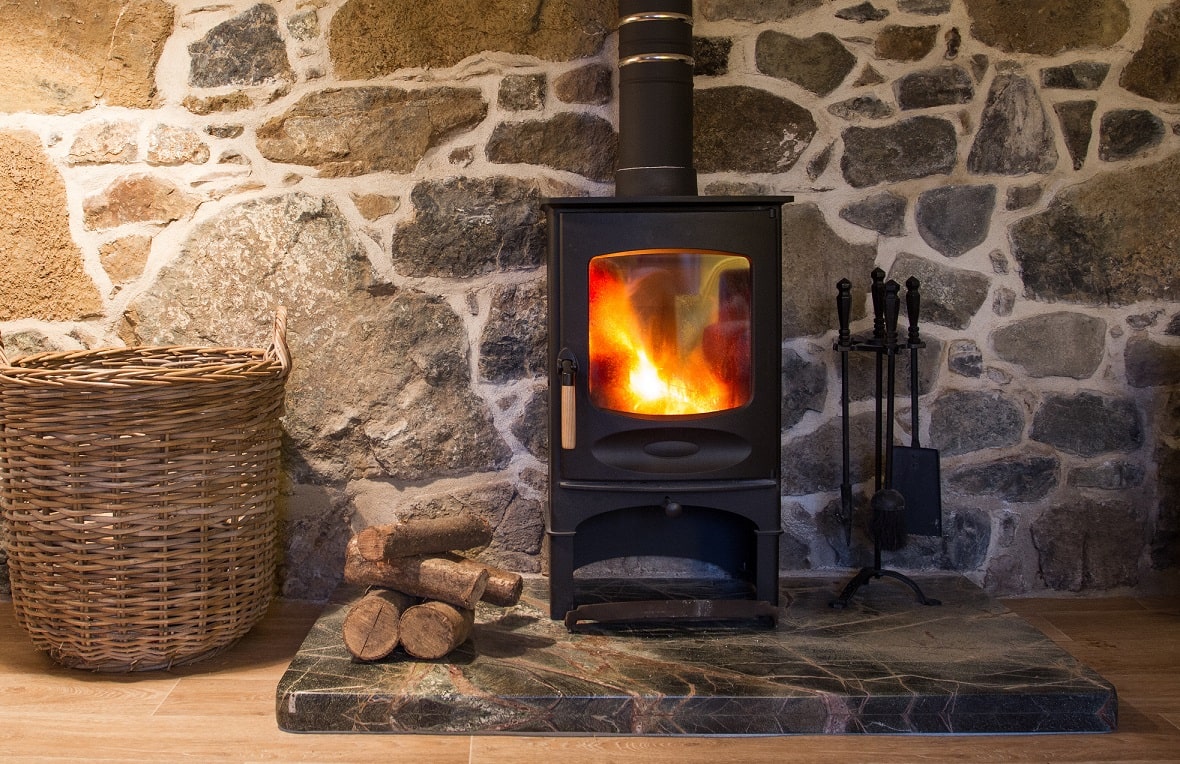 Pourquoi mon poêle à bois chauffe trop et que faire