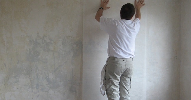 Pose de toile de verre sur un mur