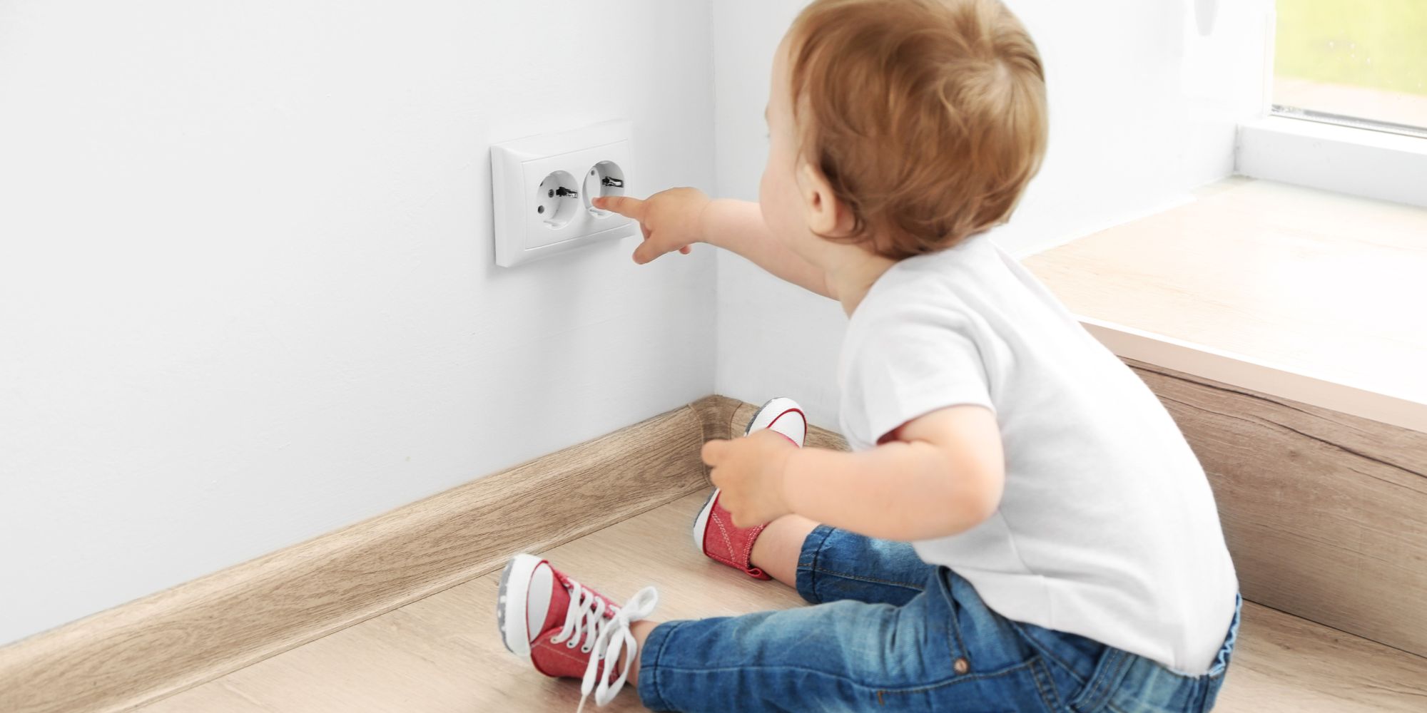 Astuces pour éloigner les enfants des prises électriques - Être