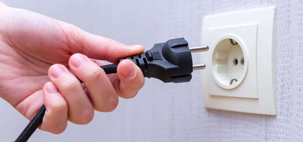 Astuces d'électricien : comment remplacer une fiche mâle ?