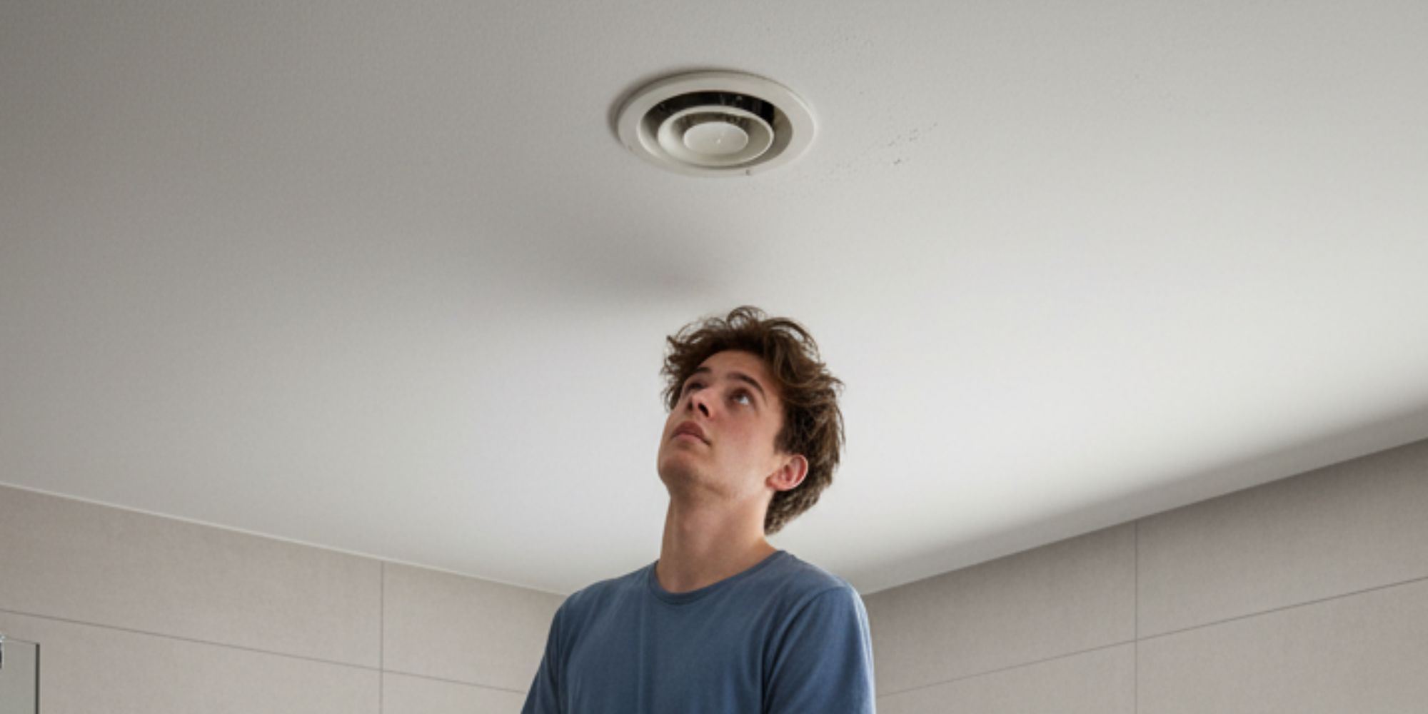 Personne qui se demande si sa VMC fonctionne
