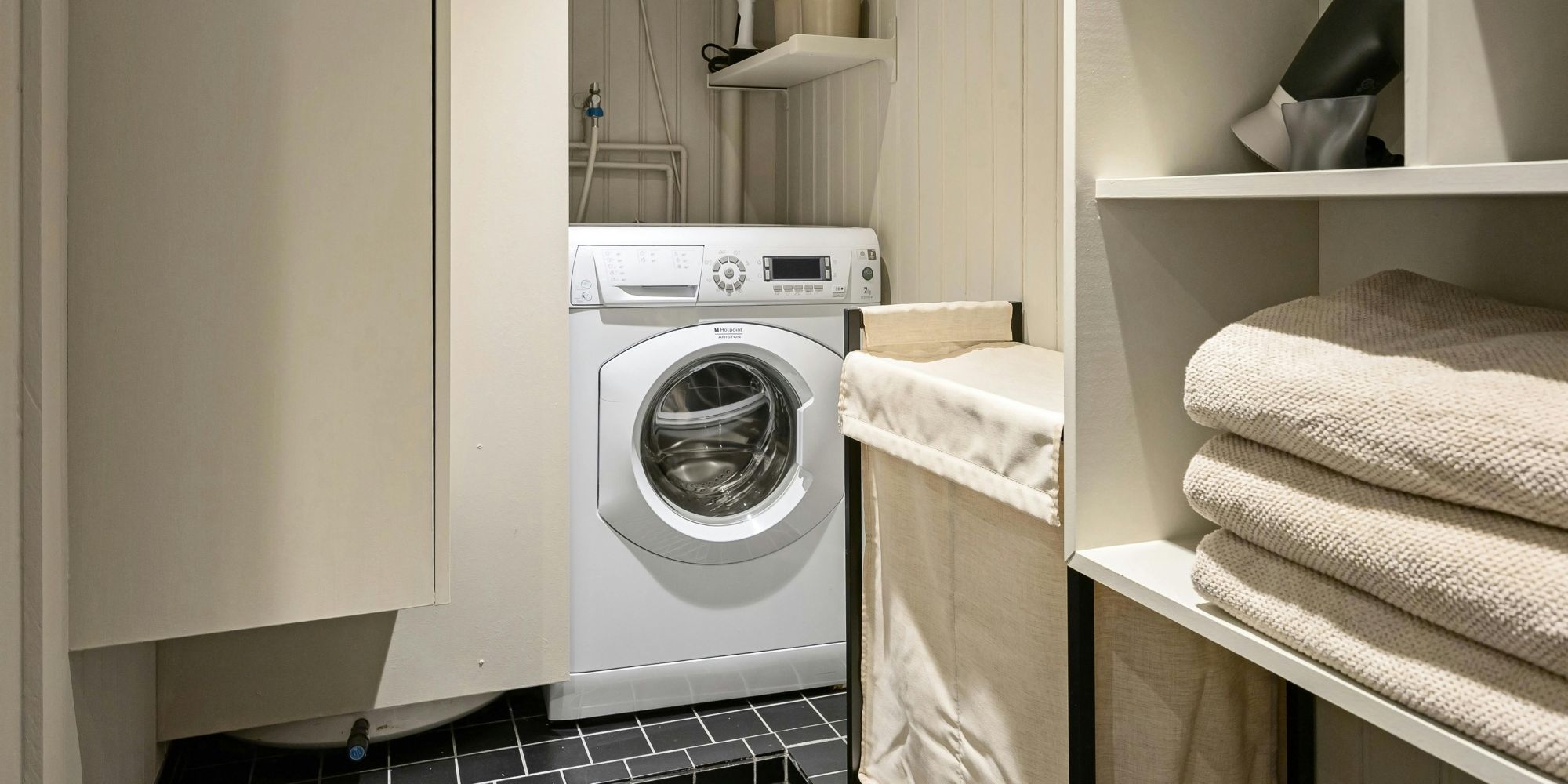 Sèche-linge dans une salle de bain