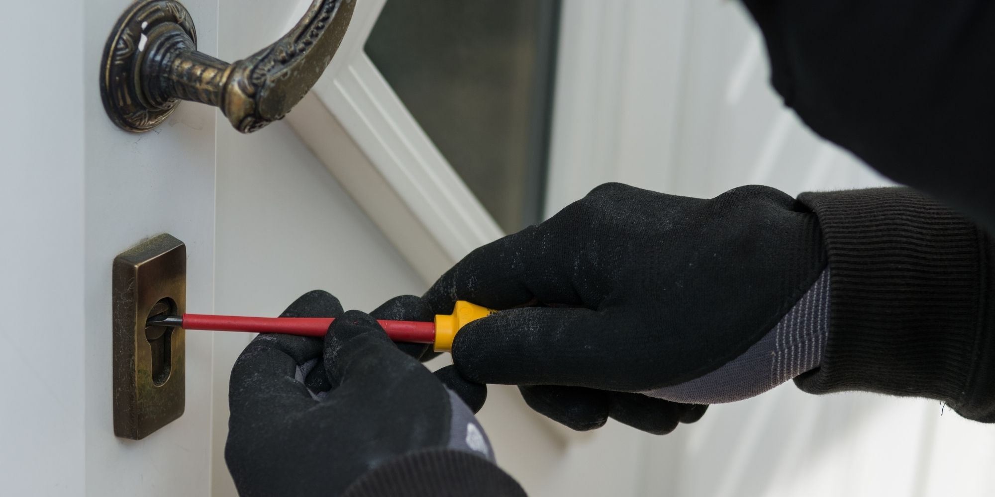 Sécuriser sa porte avec une poignée blindée - Protéger sa maison des  cambriolages