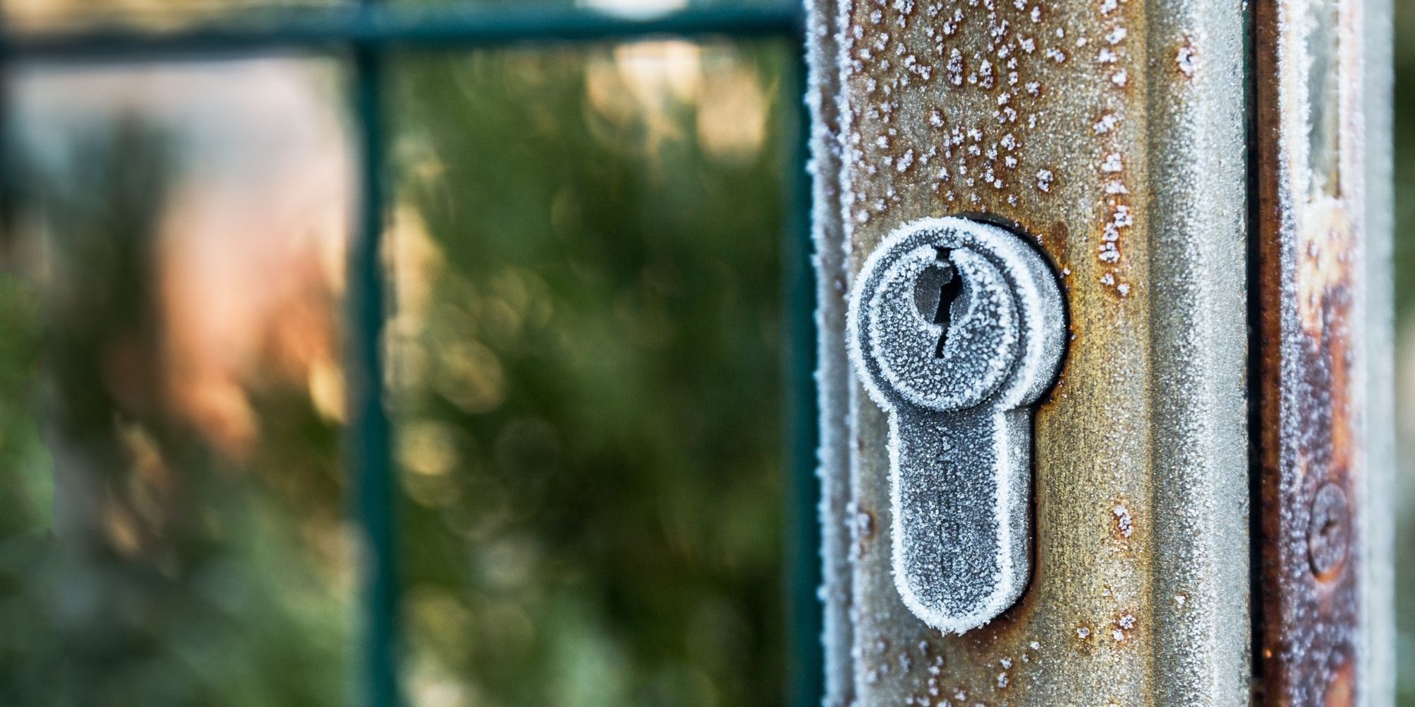 Serrure de porte ou portail gelée : comment la dégivrer