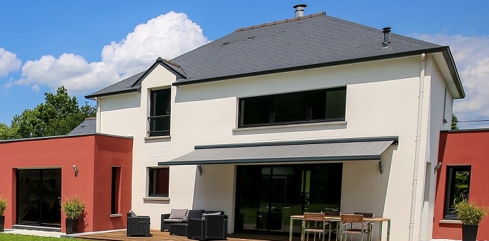 Store banne sur la façade d'une maison