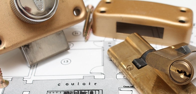 Verrou targette servant de loquet pour porte