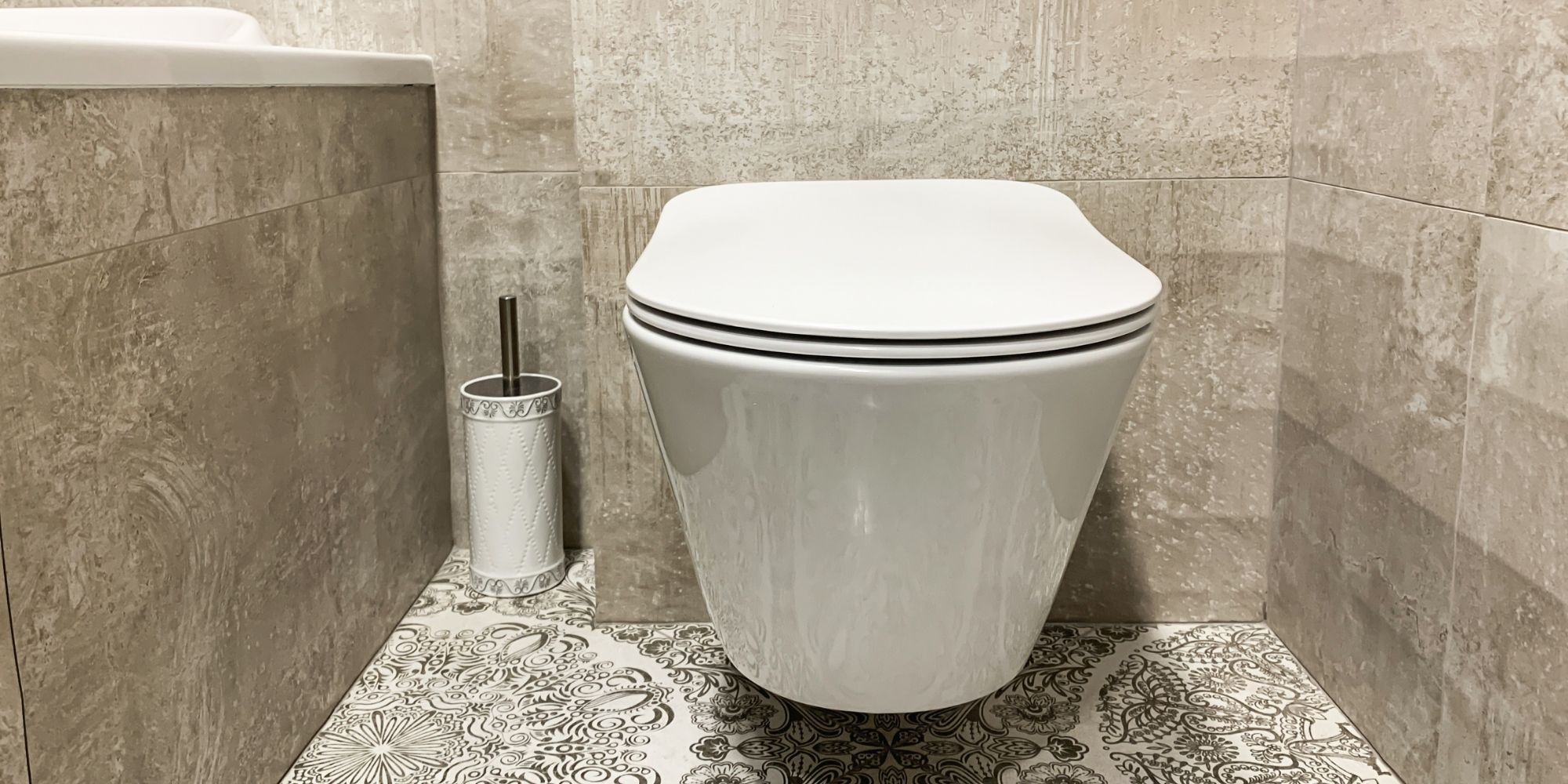 Comment fixer un abattant de WC qui bouge ? – Blog BUT