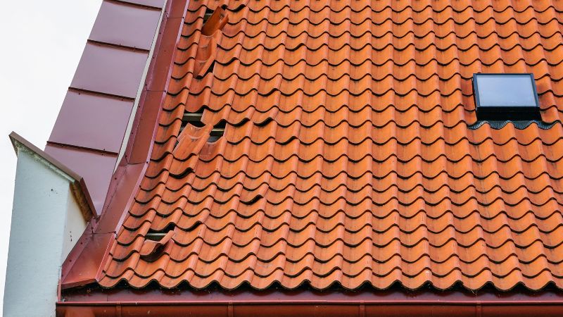 Toiture endommagée avec fuite après achat d’une maison