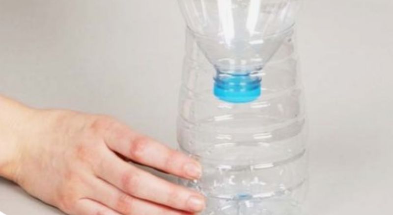 un exemple de la manière dont vous devez encastrer les deux parties de votre bouteille