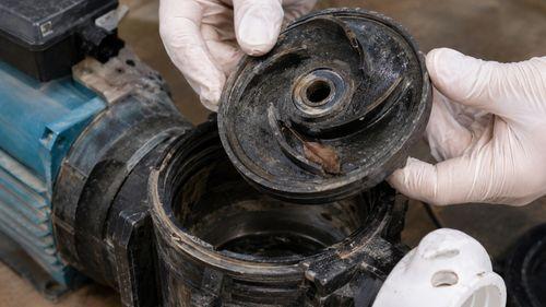 Inspection manuelle de la turbine d'une pompe de piscine pour localiser un bruit irrégulier