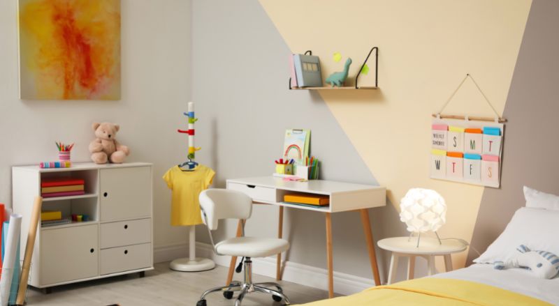 bureau dans une chambre d'enfant montessori