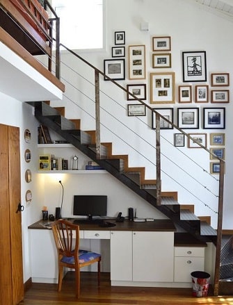 Bureau de taille moyenne en dessous de marches