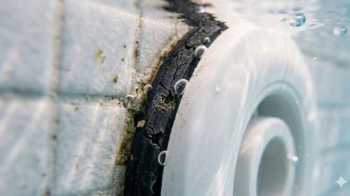joint noirci et décrépi autour d'une buse de refoulement, une cause possible de fuite dans une piscine