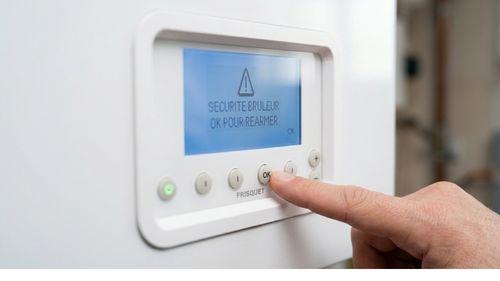 Réarmement de la sécurité brûleur sur le tableau de bord d'une chaudière Frisquet