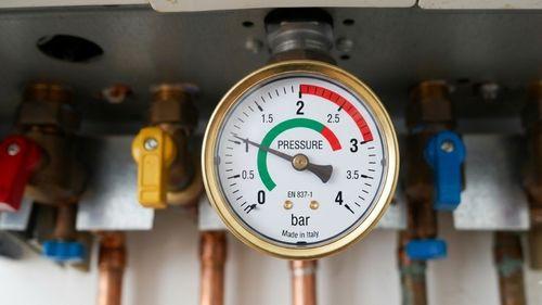 Manomètre de chaudière gaz qui perd de l'eau indiquant la pression
